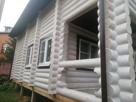 Теплый шов стен деревянного дома из оцилиндрованного бревна. Герметизация швов.