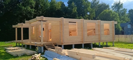 На объекте по Васту завершается монтаж первого этажа дома из клееного бруса.