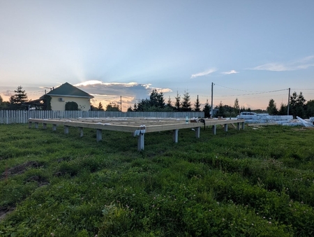 На объекте по Васту завершён важный этап строительства: выполнена обвязка и продолжается монтаж пола первого этажа.