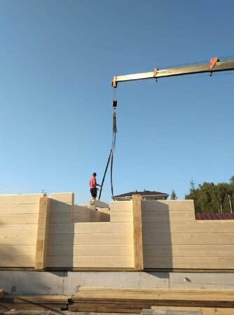 Ударными темпами начали сборку стен дома на объекте ДНП "Свежий Ветер"